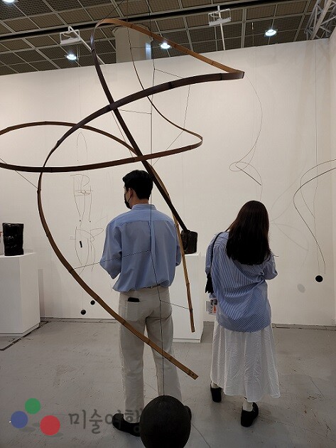 [2022‘프리즈 서울’] 대나무와 대화하는 조각가 로랑 마틴 
