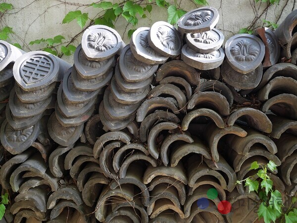 자비에르 살몽(Xavier Salmon)의 사진전 ‘Spirit of Korea, Spirit of Paris : The Curator’s Eye’는 살몽이 ‘큐레이터의 시선’으로 포착한 한국과 파리의 건축, 풍경, 도시의 청취를 한 자리에 모아 보여준다. 