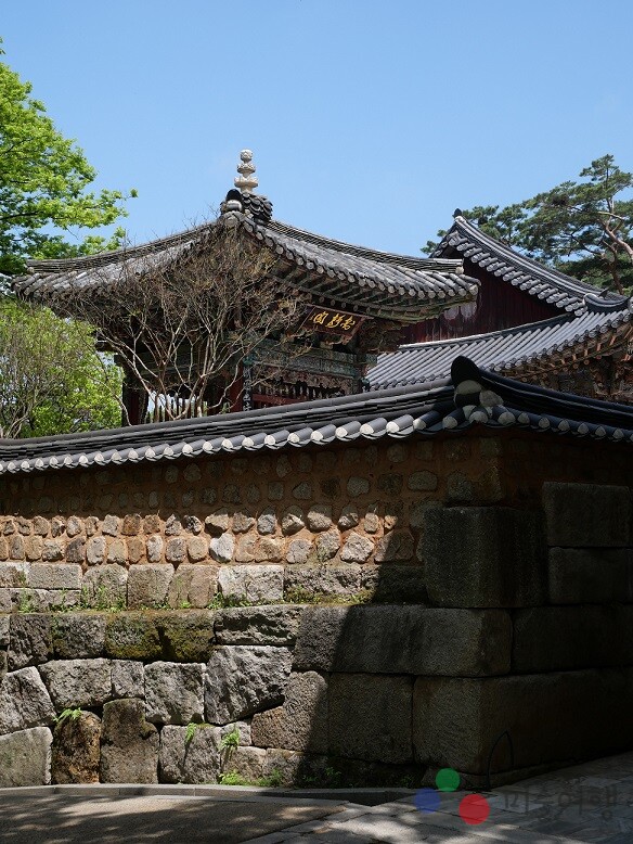 자비에르 살몽(Xavier Salmon)의 사진전 ‘Spirit of Korea, Spirit of Paris : The Curator’s Eye’는 살몽이 ‘큐레이터의 시선’으로 포착한 한국과 파리의 건축, 풍경, 도시의 청취를 한 자리에 모아 보여준다. ​​​​​​​