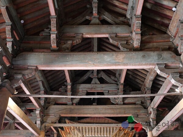 한국 체류 중 자비에르 살몽(Xavier Salmon)이 직접 촬영한 서울과 경주의 풍경, 한옥과 사찰의 건축미