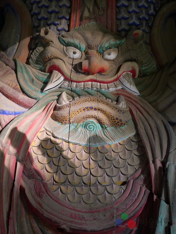 한국 체류 중 자비에르 살몽(Xavier Salmon)이 직접 촬영한 서울과 경주의 풍경, 한옥과 사찰의 건축미