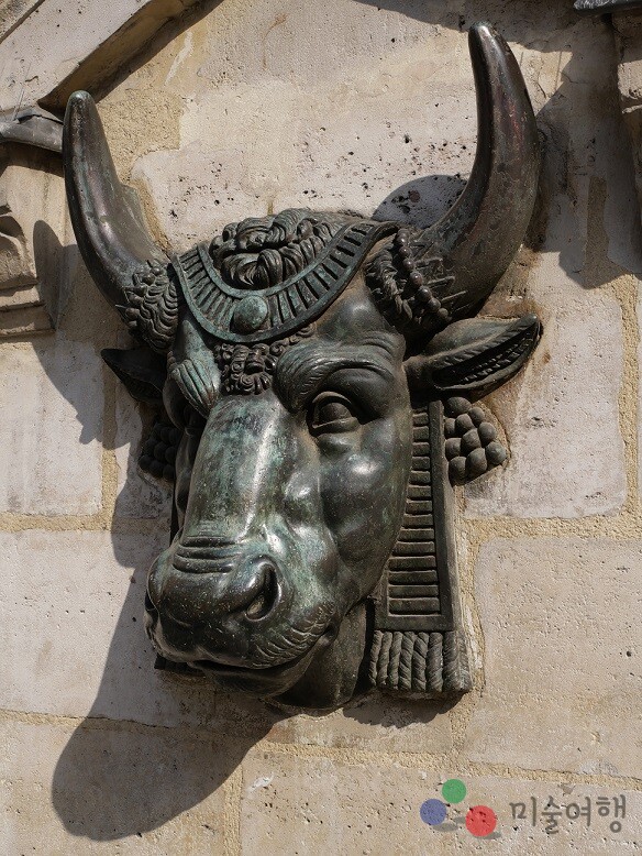 살몽의 작업에서 주목할 점은 직관적 촬영과 신중한 해석이 절묘하게 균형을 이루고 있다.