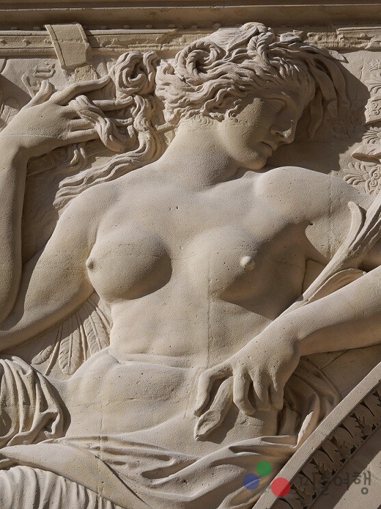 살몽의 작업에서 주목할 점은 직관적 촬영과 신중한 해석이 절묘하게 균형을 이루고 있다.