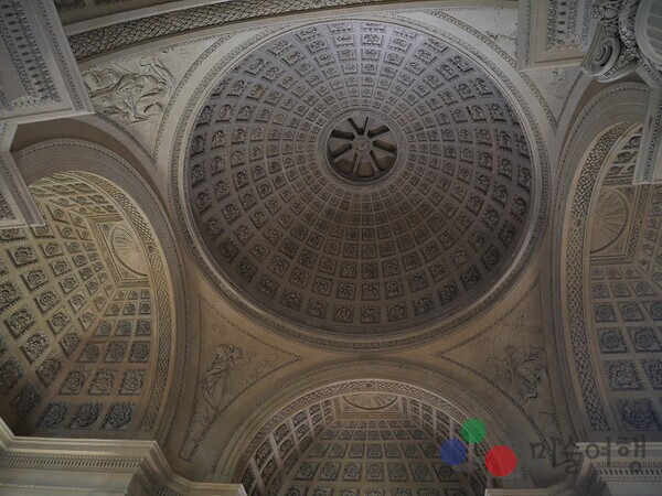 살몽의 작업에서 주목할 점은 직관적 촬영과 신중한 해석이 절묘하게 균형을 이루고 있다.