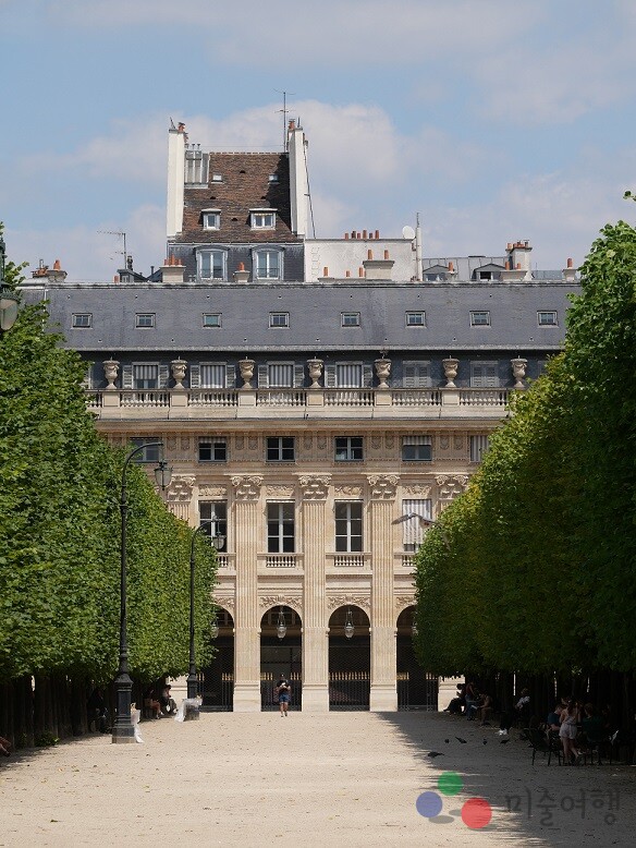 살몽의 작업에서 주목할 점은 직관적 촬영과 신중한 해석이 절묘하게 균형을 이루고 있다.