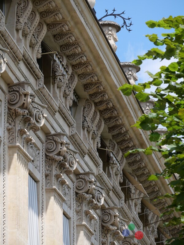 살몽의 작업에서 주목할 점은 직관적 촬영과 신중한 해석이 절묘하게 균형을 이루고 있다.